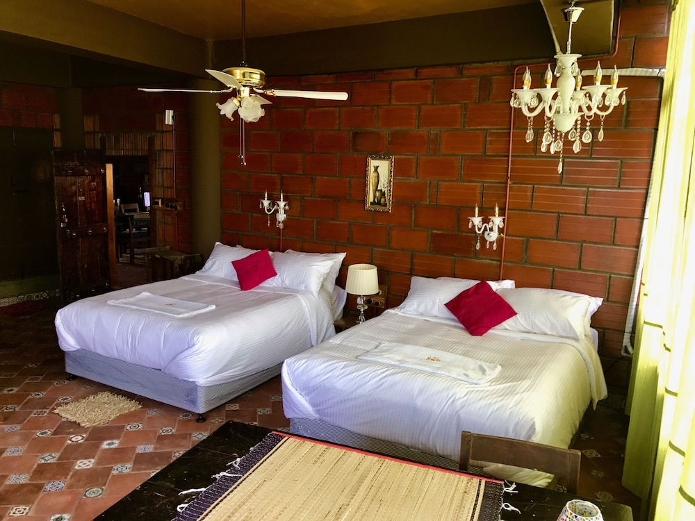 ROOM, DOUBLE BED