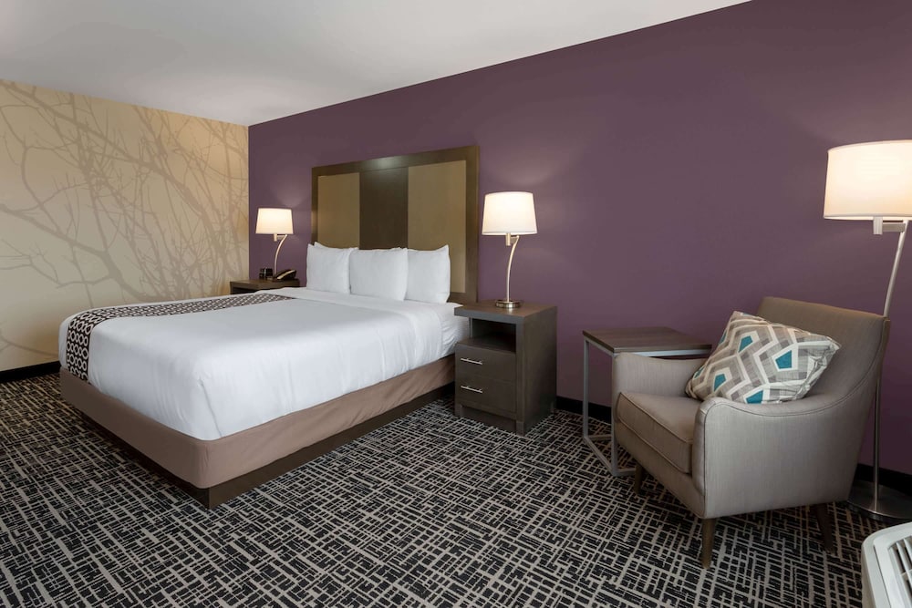 La Quinta Inn & Suites by Wyndham Wichita Airport 9/56