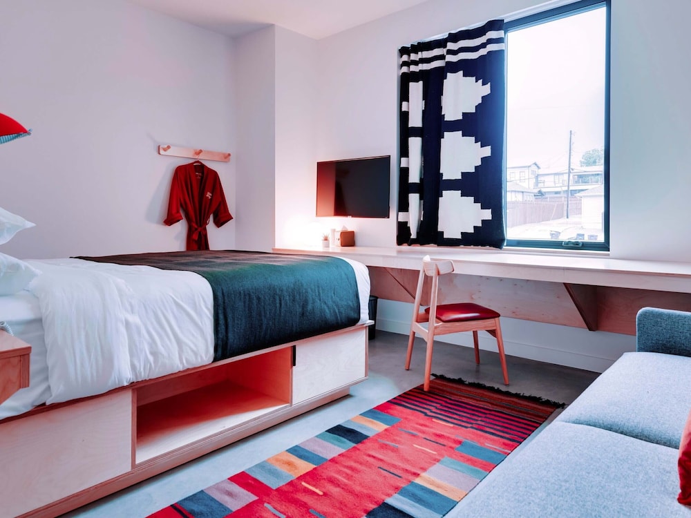DELUXE, KING BED