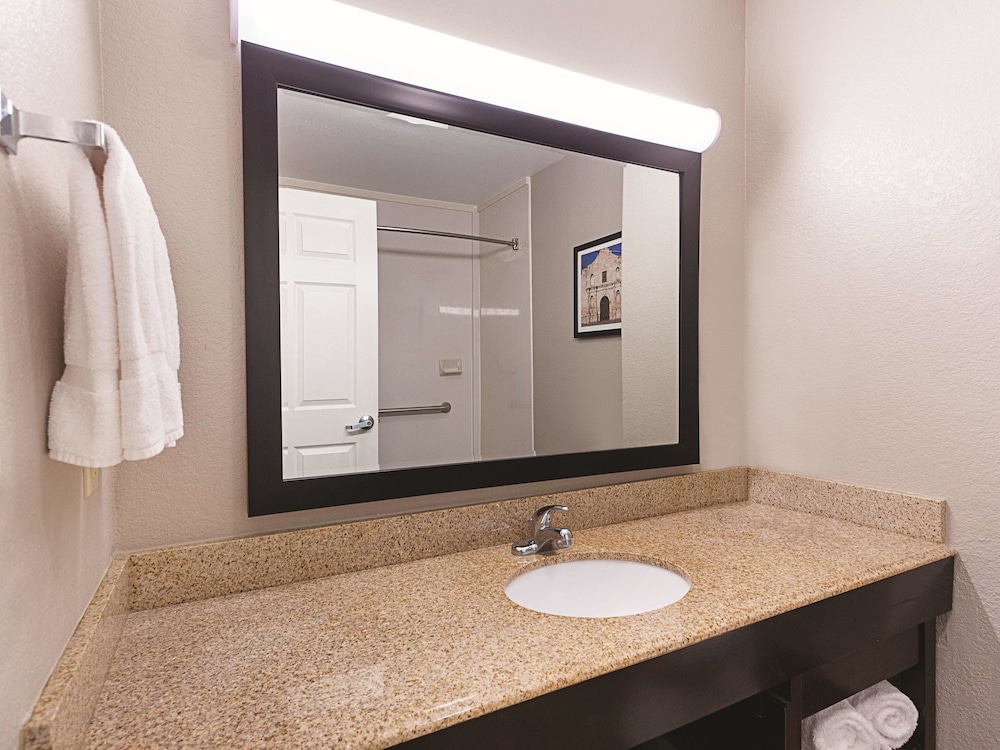 La Quinta Inn & Suites by Wyndham San Antonio Northwest 24/62