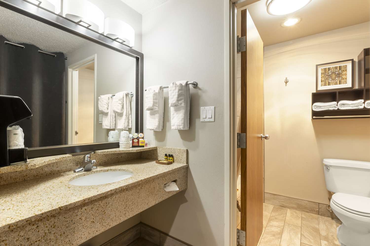 غرفة بسرير كينج بحوض جاكوزي، Best Western Plus Midwest Inn 4/4