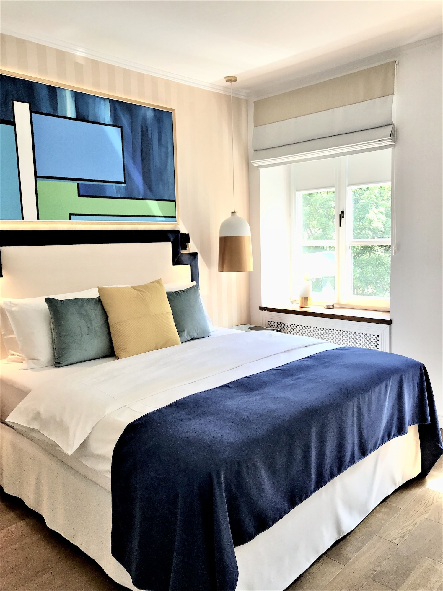 3 BEDROOMS, SIGNATURE, LUXURY, SUITE, SQUARE VIEW, 2 BATHROOMS