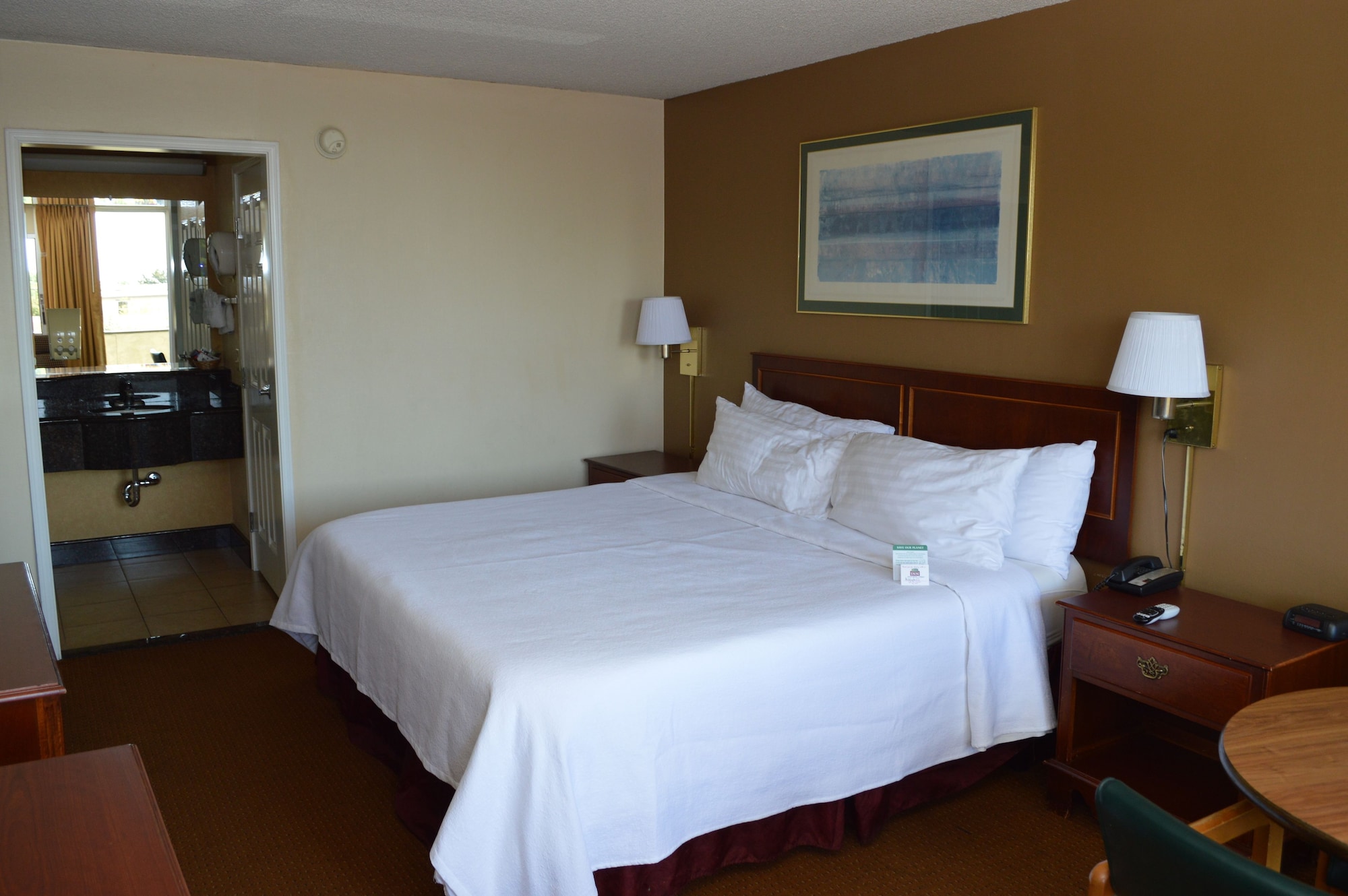 DELUXE, KING BED, SMOKING