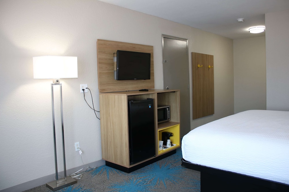 Days Inn by Wyndham Waco University Area 9/37