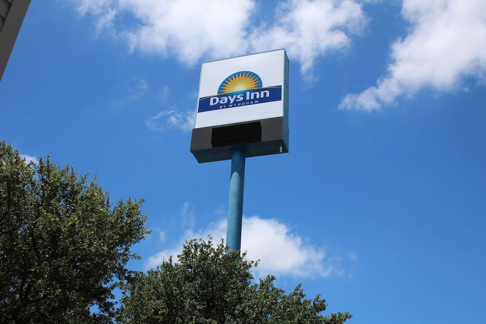 Days Inn by Wyndham Waco University Area 33/37