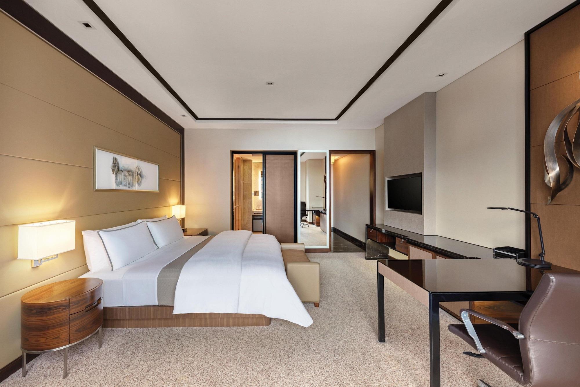 Guest Room, King Bed, Middle Floor