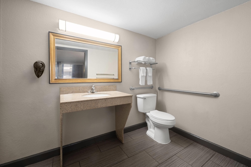 Days Inn By Wyndham College Park Airport Best Road 54/55