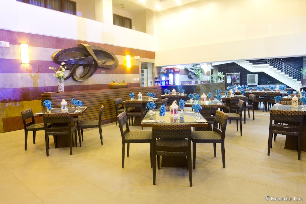 Crown Regency Beach Resort Boracay 64/75