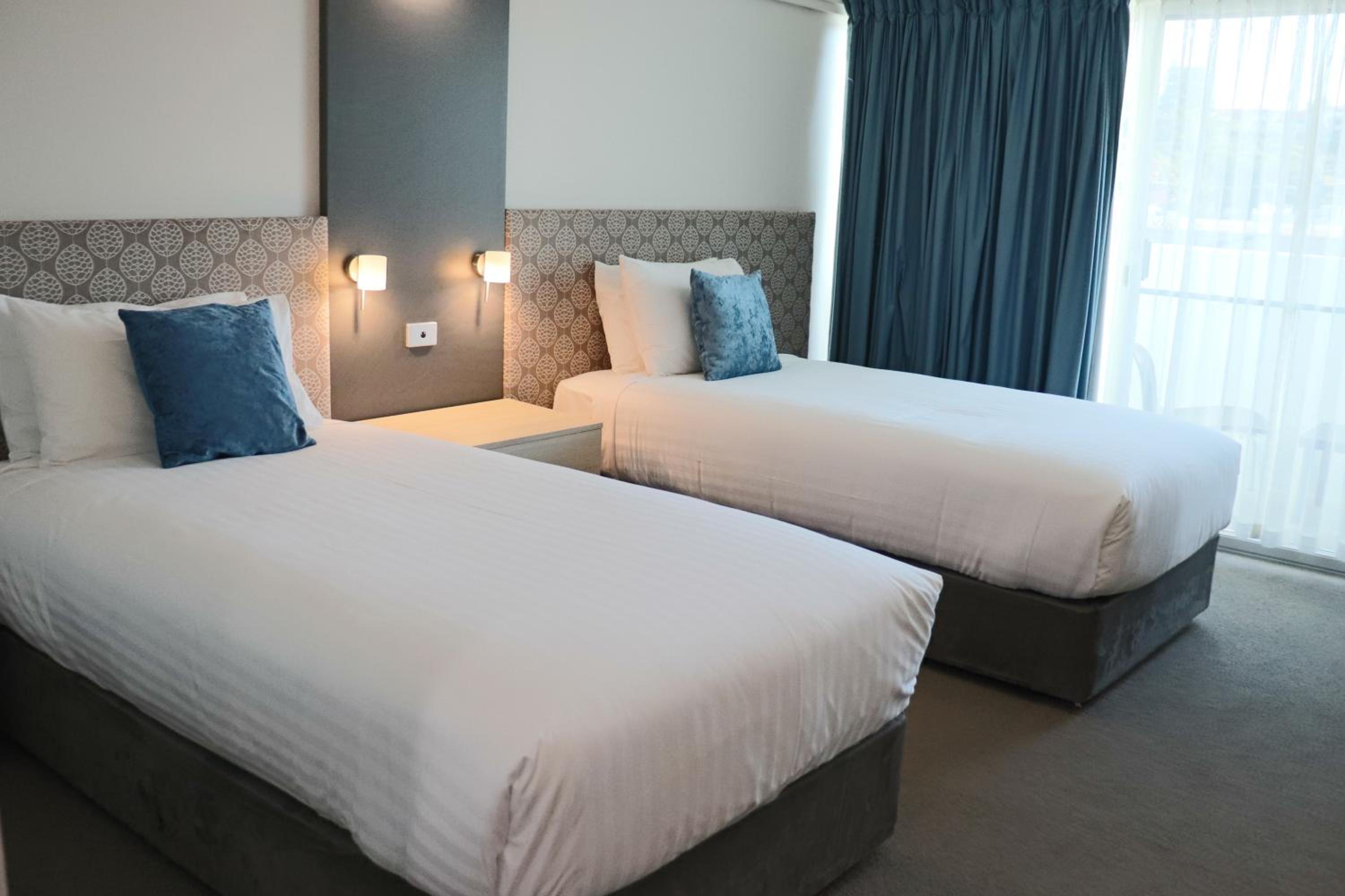 Standard Queen Single room