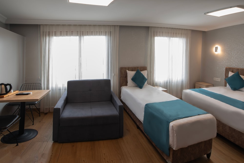 Studio, 1 Queen and 1 Single Bed, Annex, Sur Hotel 10/10