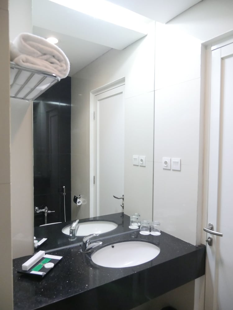 Yasmin Hotel Karawaci 33/34