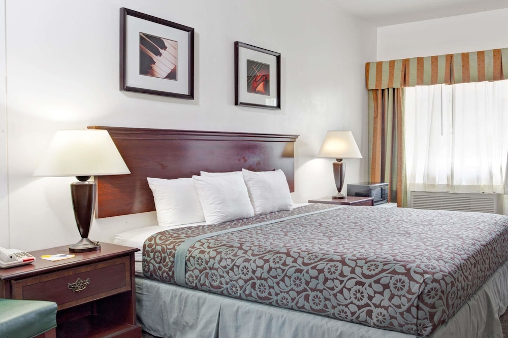 Days Inn by Wyndham Federal Way 17/40