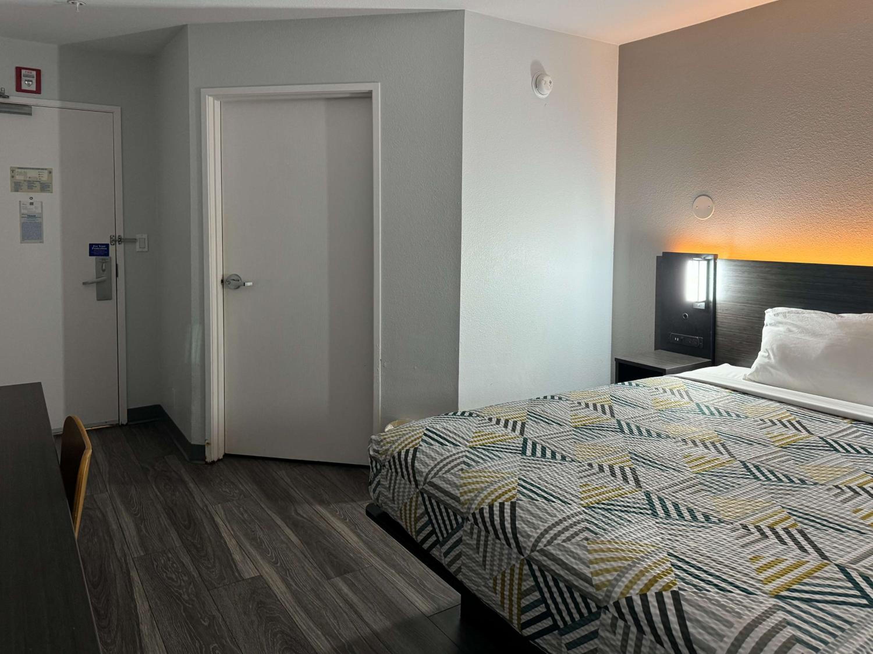 1 Queen Bed Mobility Accessible Ri Shwr