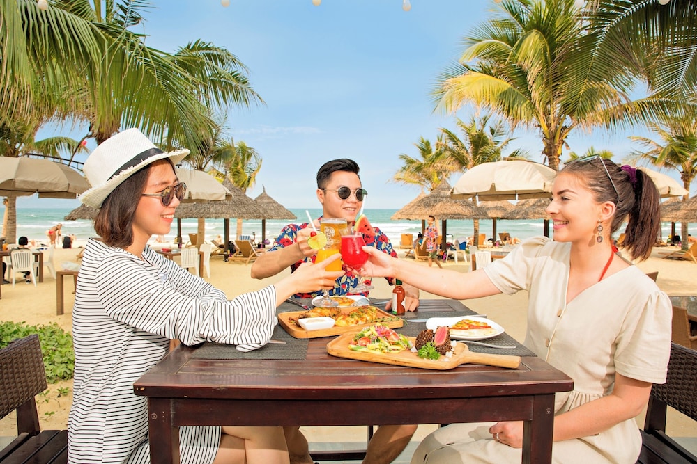 Holiday Beach Hotel Danang 34/47