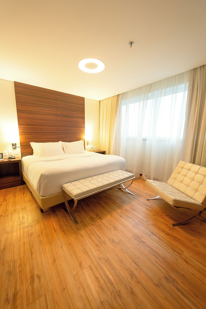 BUSINESS, SUITE