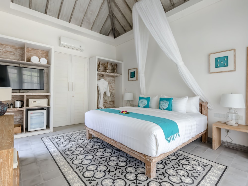 SUITE, POOL ACCESS