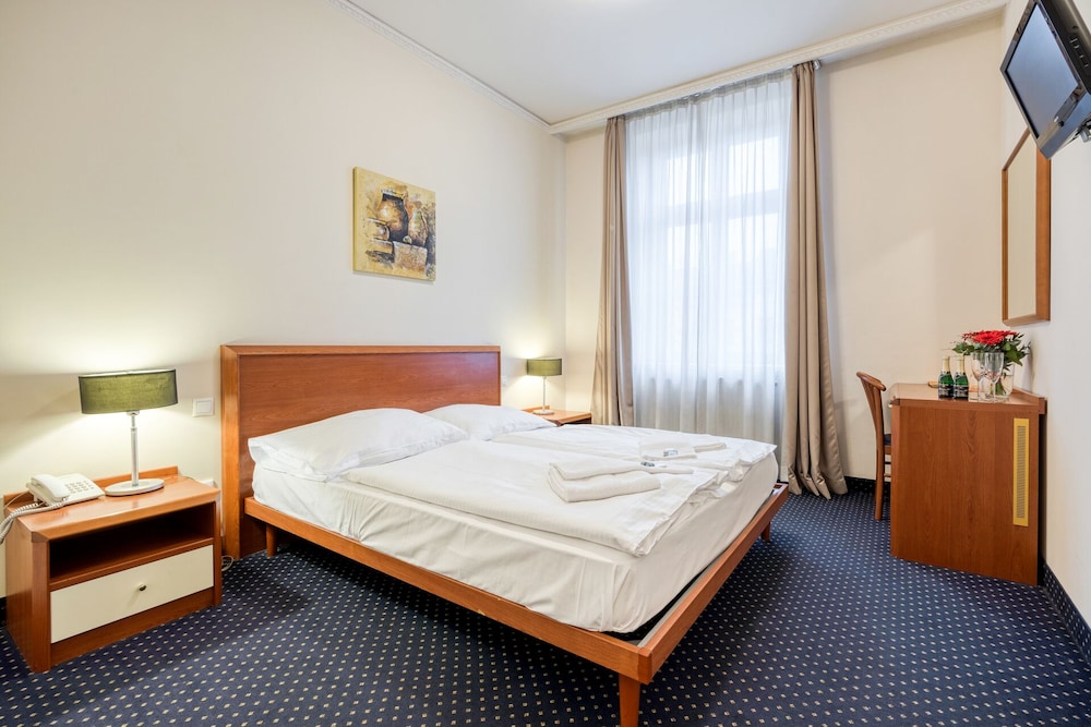 STANDARD, QUEEN BED