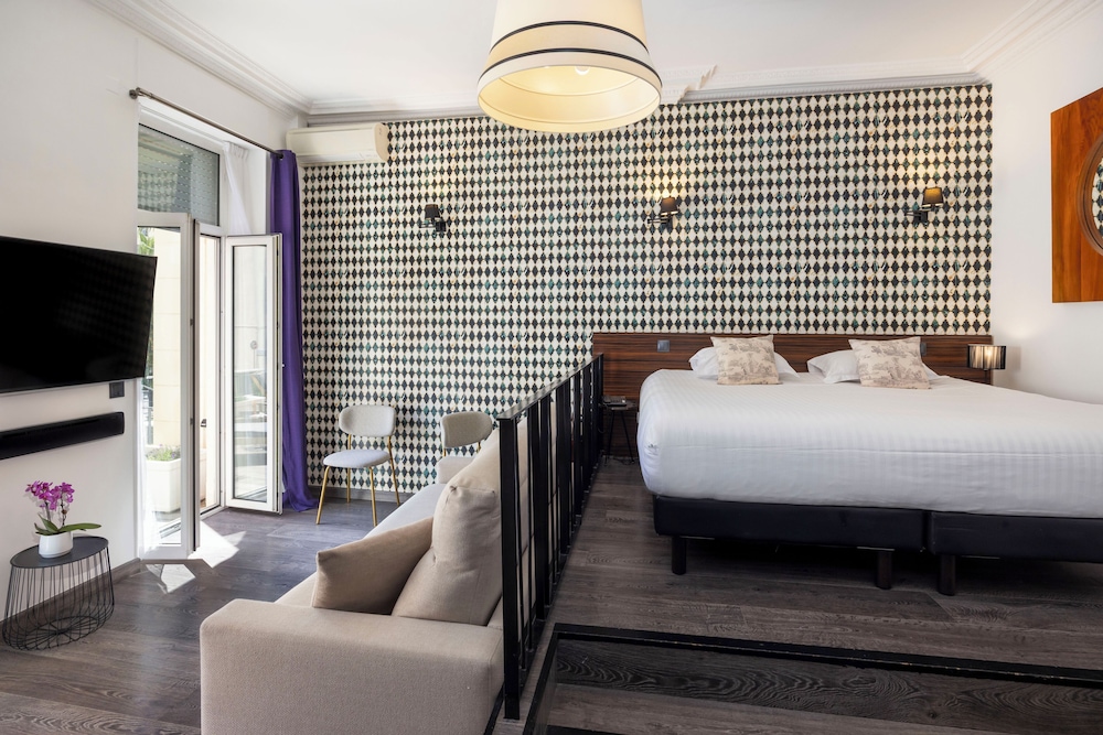 Junior Suite, King Bed, Garden View, Terrace
