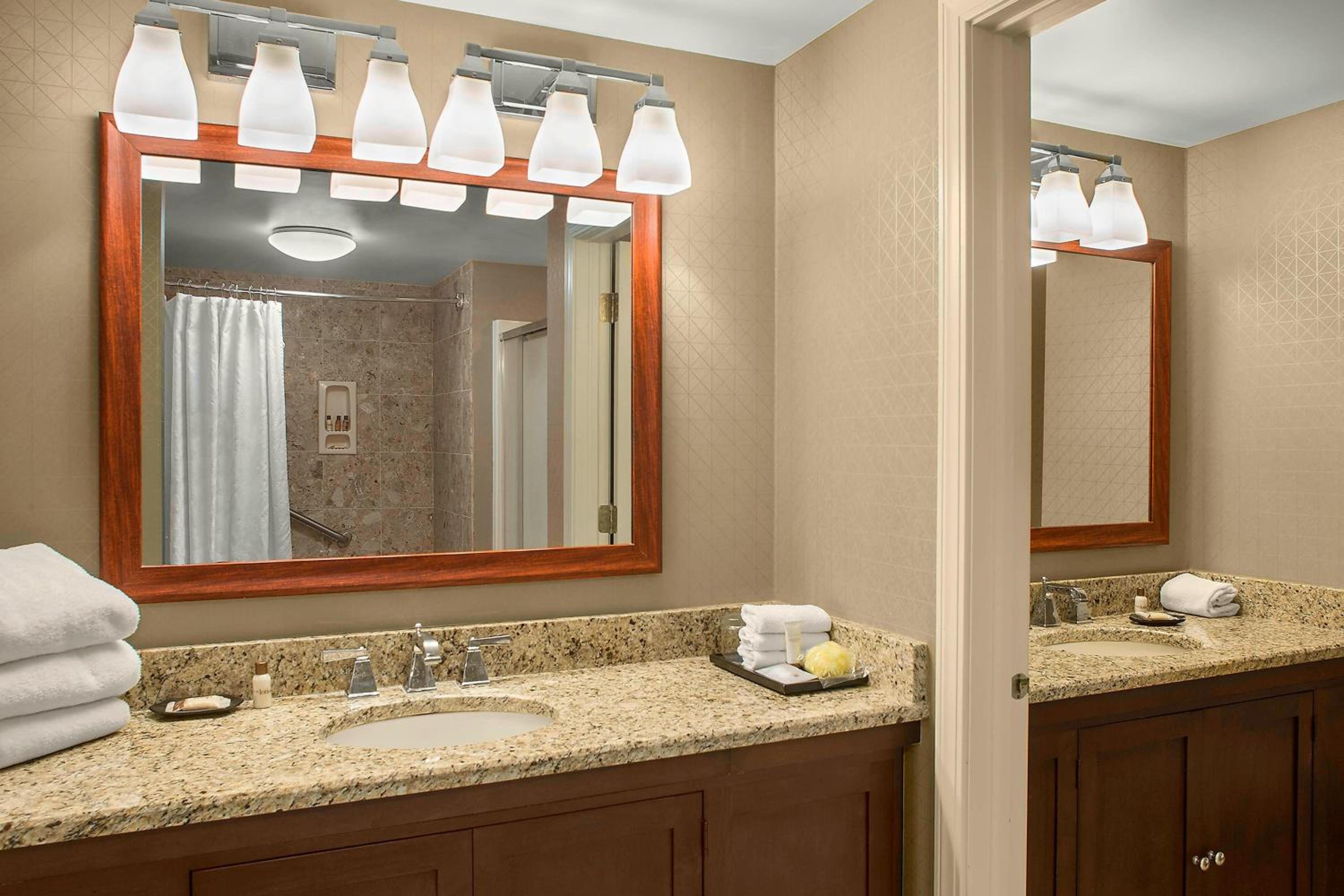 2 Bedrooms, Penthouse Suite, King Bed, City View, Sofa، Sheraton Suites Akron Cuyahoga Falls 2/2