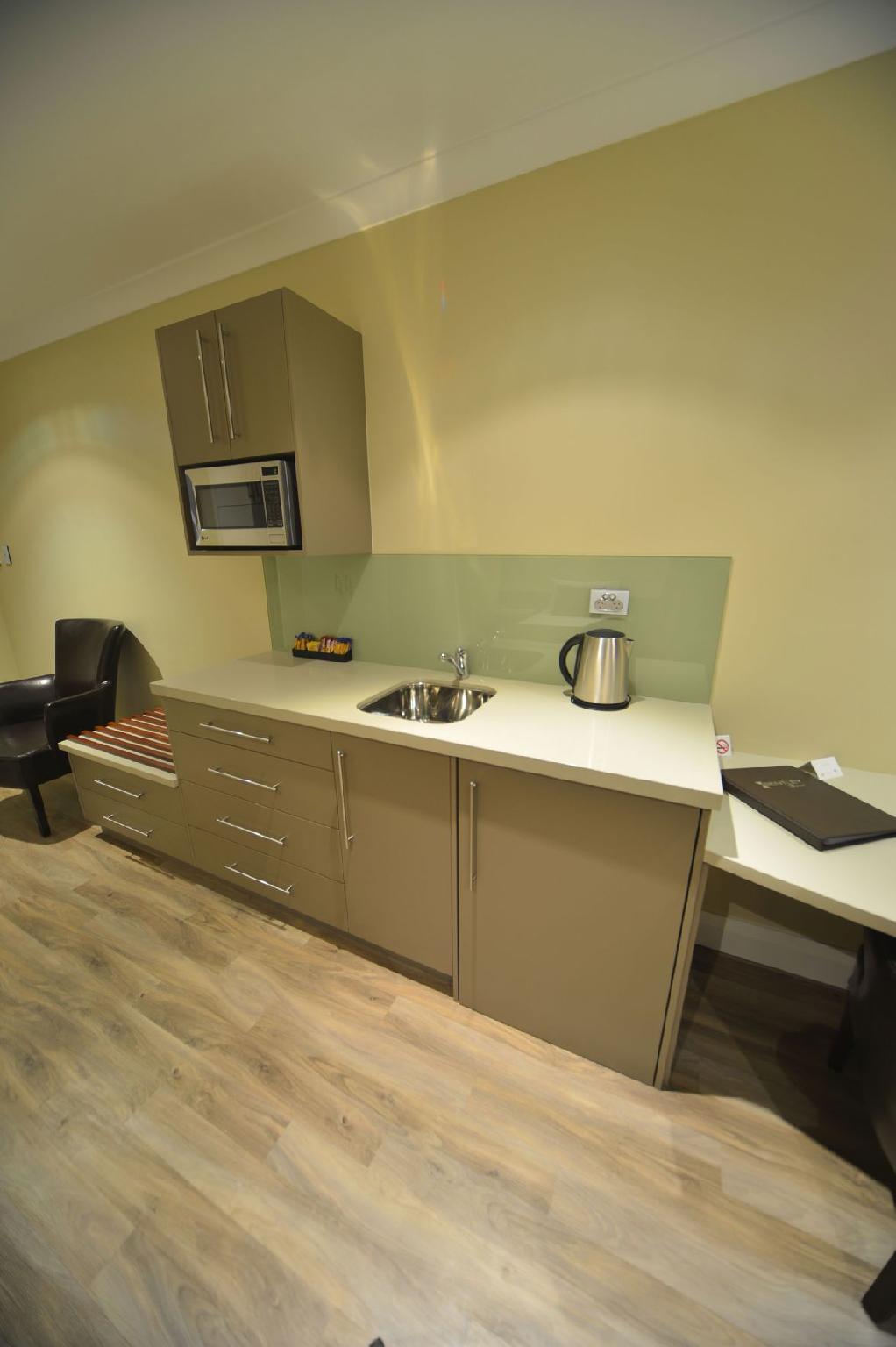 DELUXE, STUDIO, 1 QUEEN AND 1 SINGLE BED