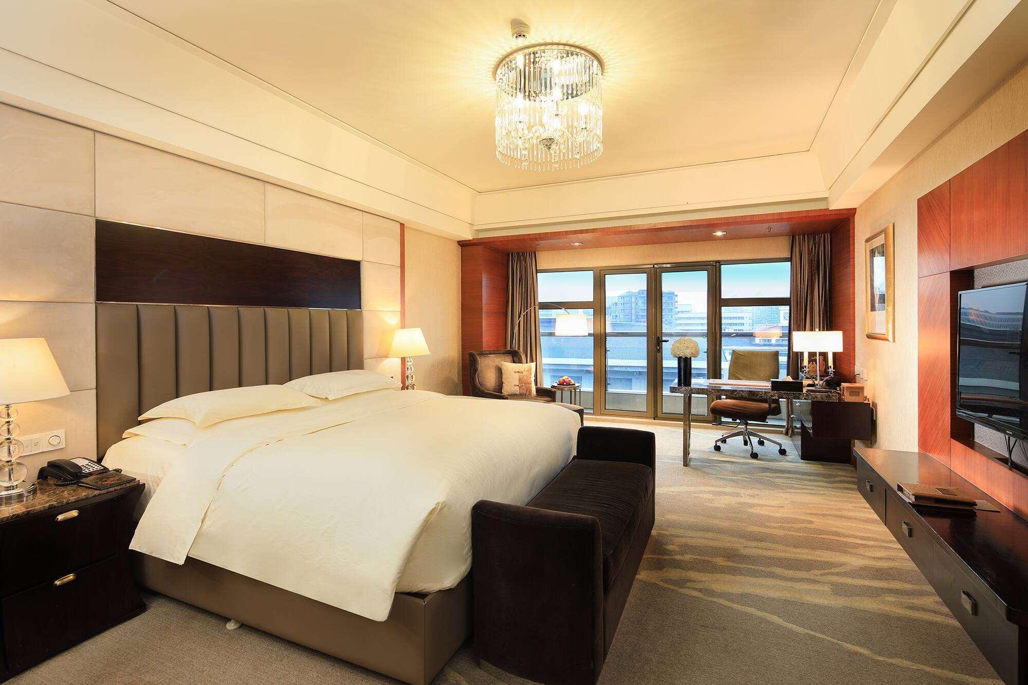 غرفة بسرير مزدوج