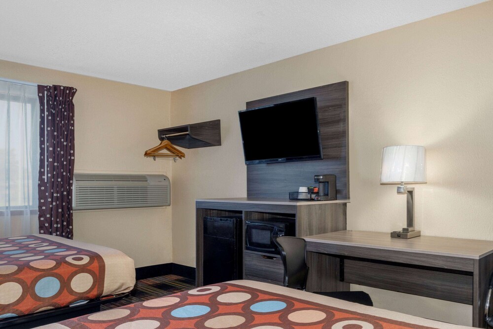 Super 8 By Wyndham Kansas City At Barry Road/Airport 23/37