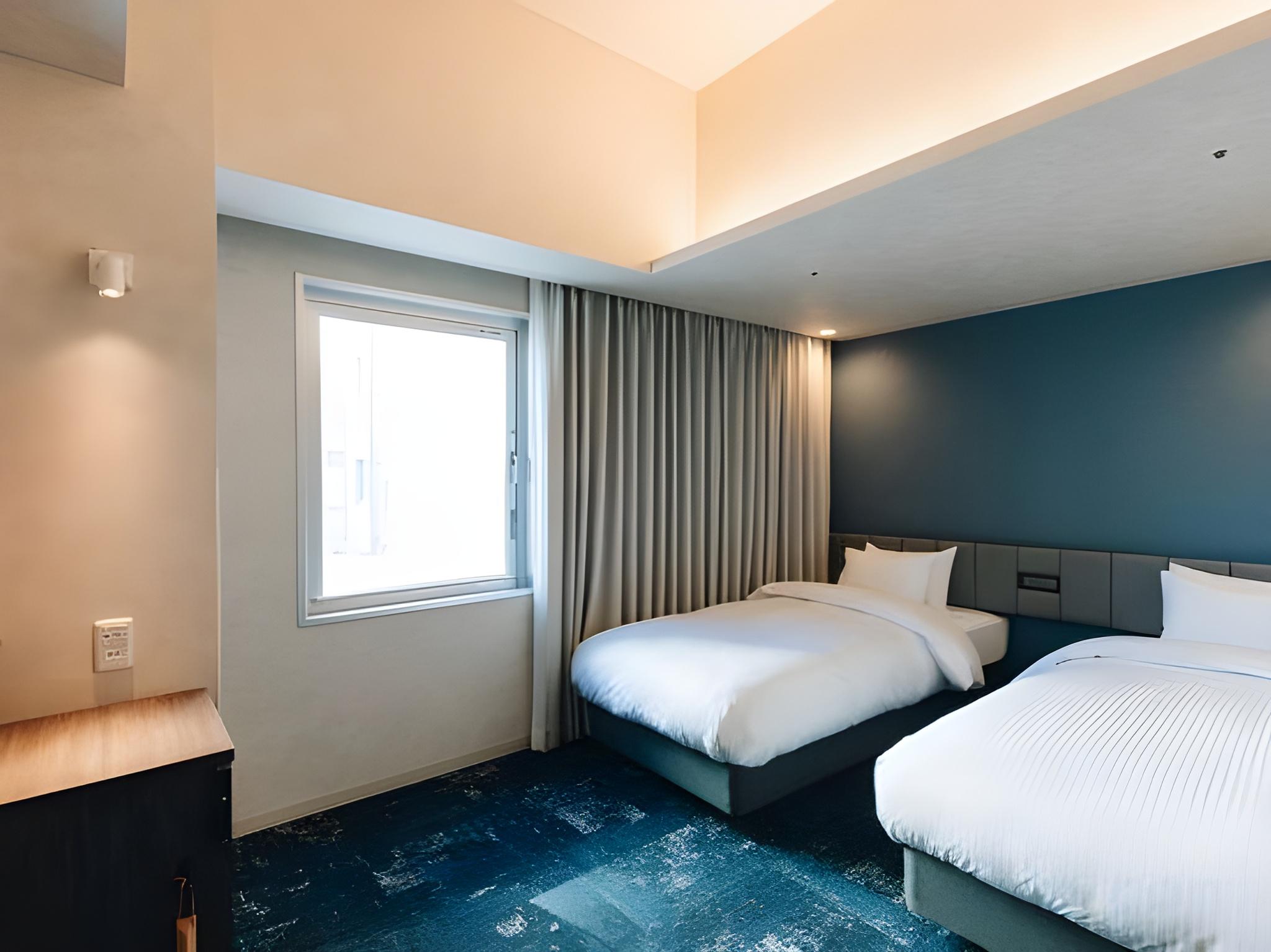 Universal, Twin Beds