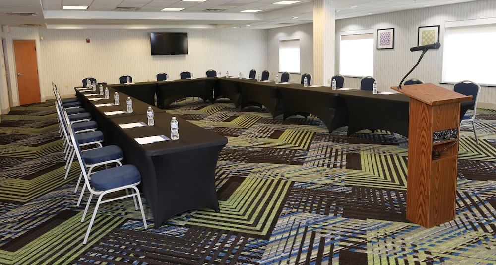 Holiday Inn Express & Suites Chicago North-Waukegan-Gurnee 41/50