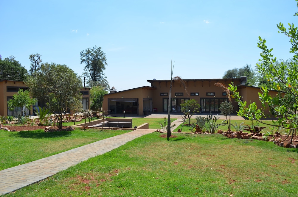 Manor Hills Guest Lodge 34/40