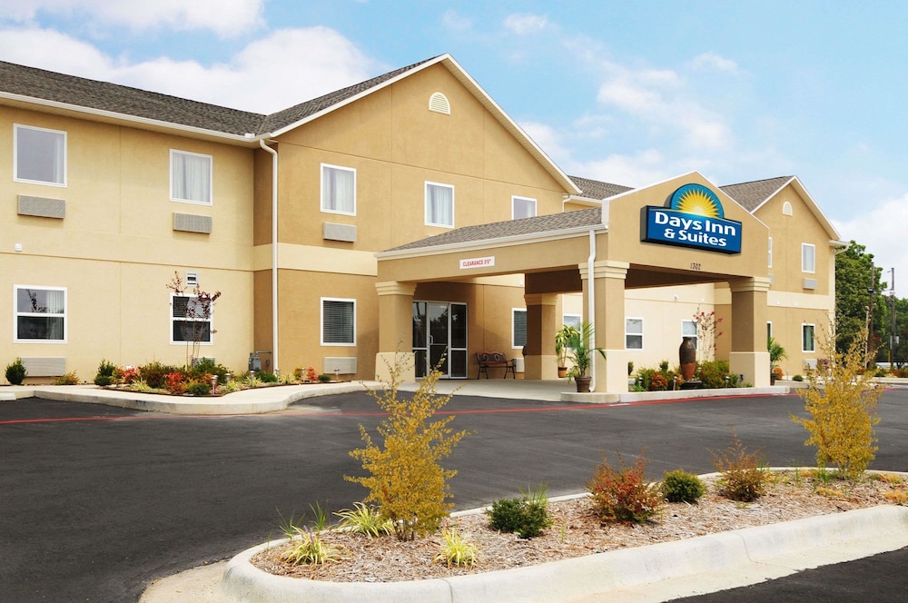 Days Inn & Suites By Wyndham Cabot 1/56