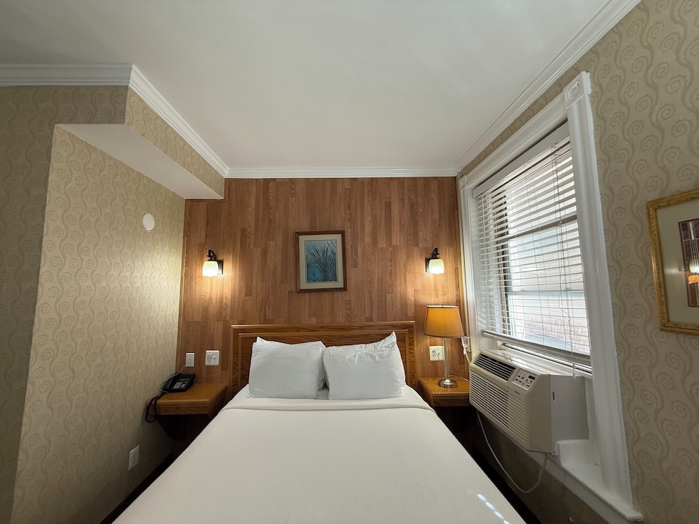 The Baron Hotel 17/50