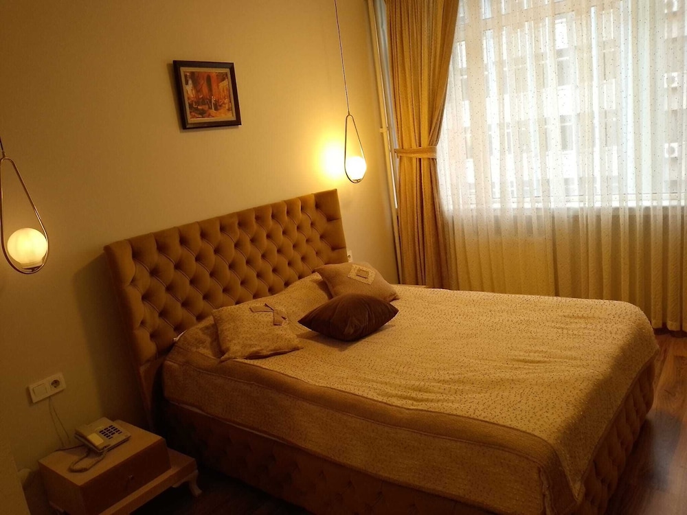ROOM, DOUBLE OR TWIN BED