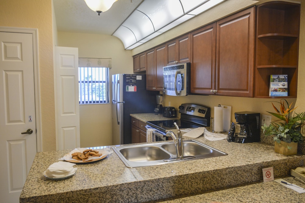 Beautiful Condo Near Universal Studios 50/50