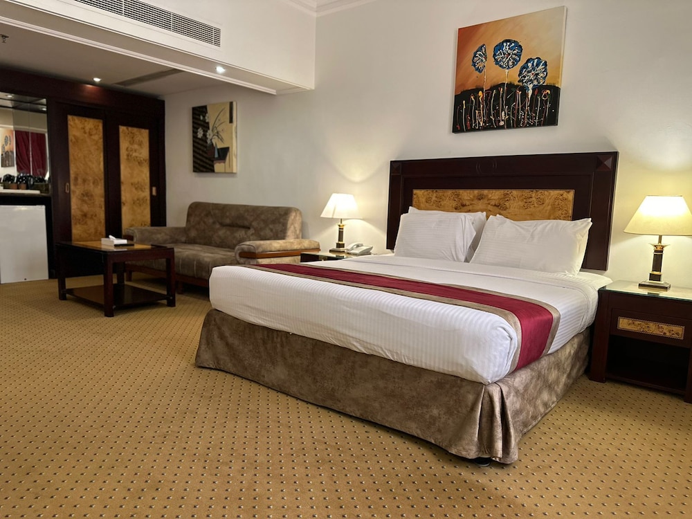 DELUXE ROOM