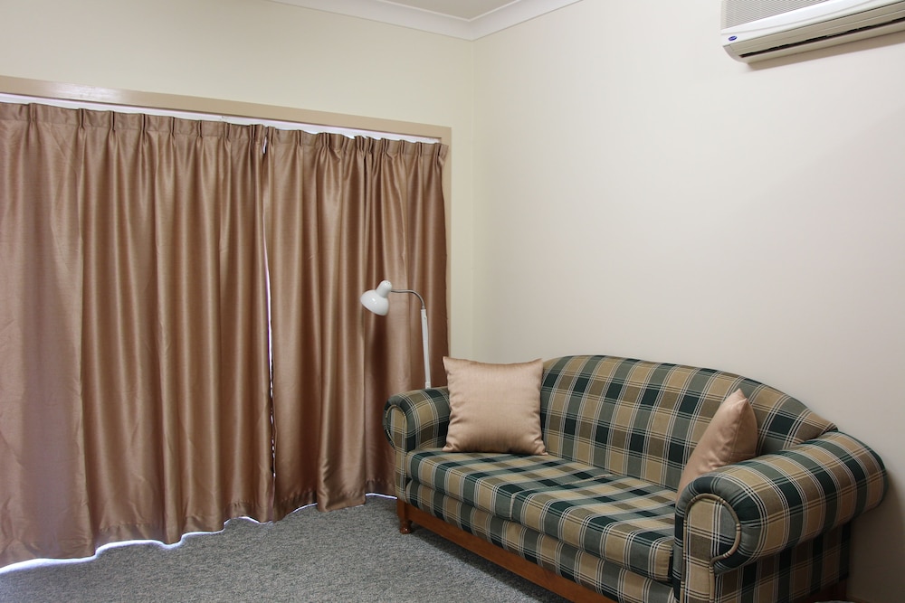 PIONEER WAY MOTEL 34/55