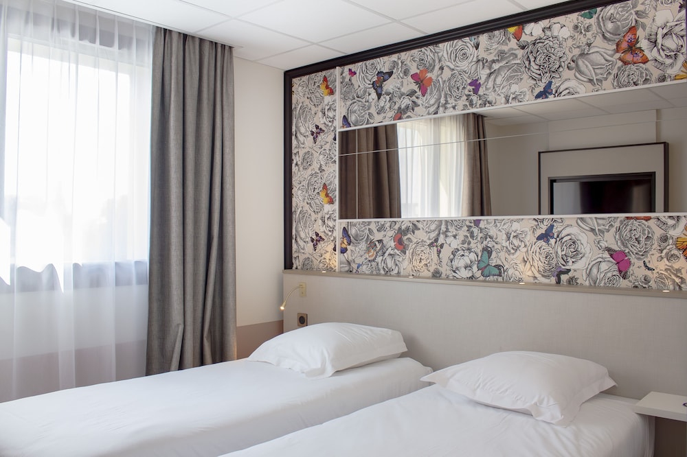 ROOM, TWIN BEDS