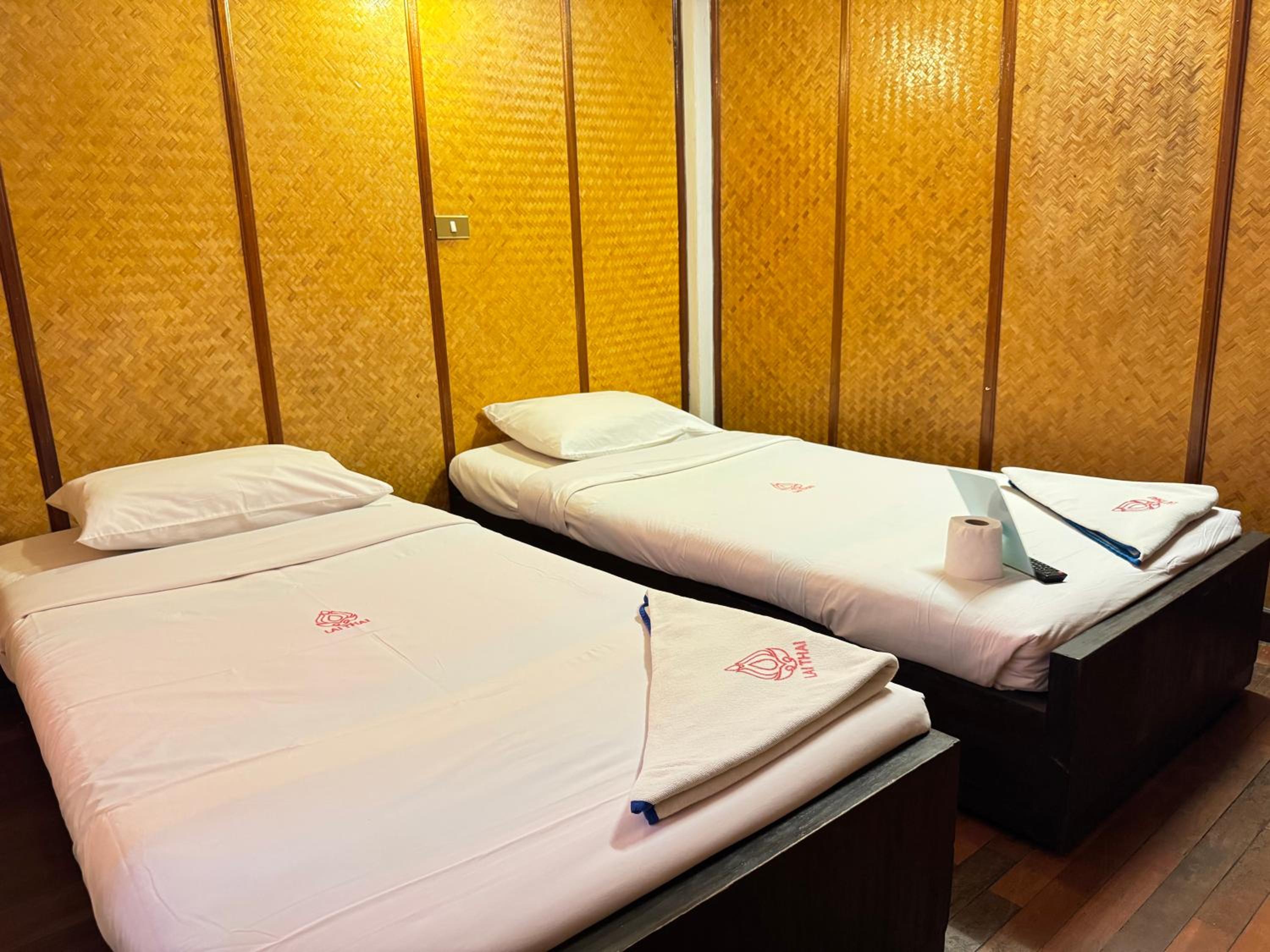 ROOM, TWIN BEDS, SHARED BATHROOM
