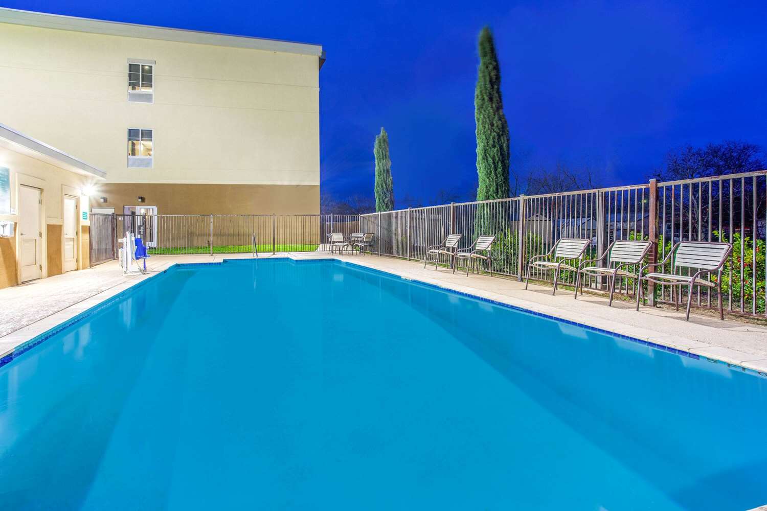La Quinta Inn & Suites By Wyndham Gonzales Tx 11/17