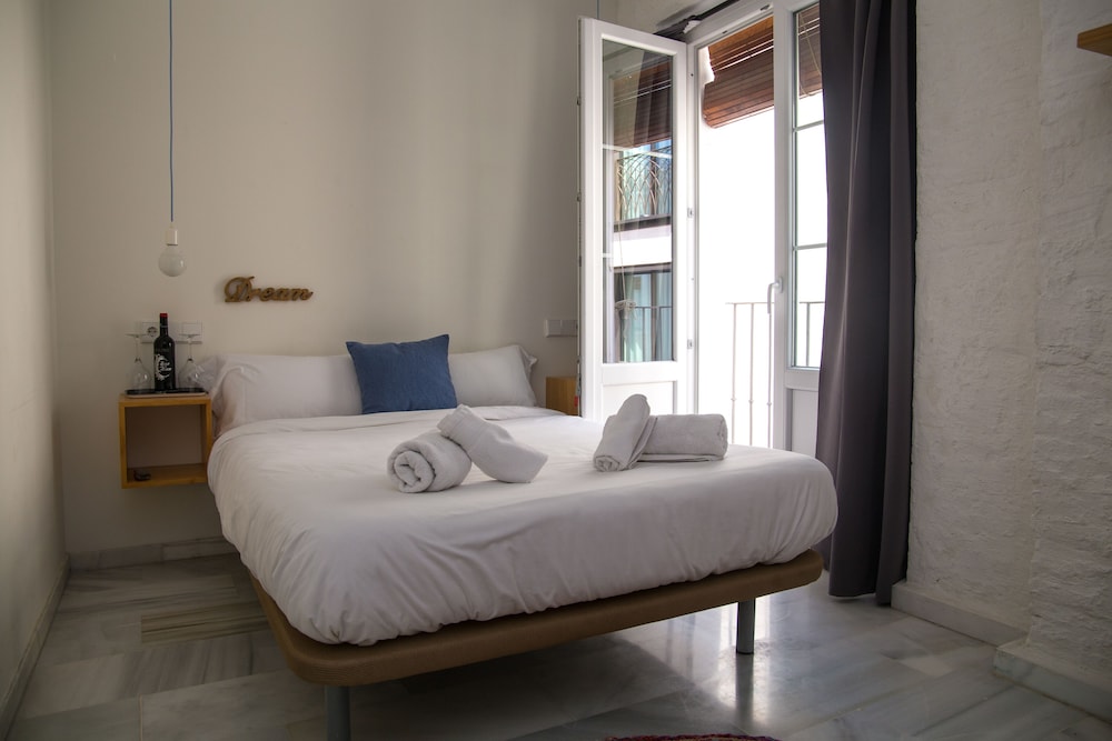 The Nomad Hostel 24/77
