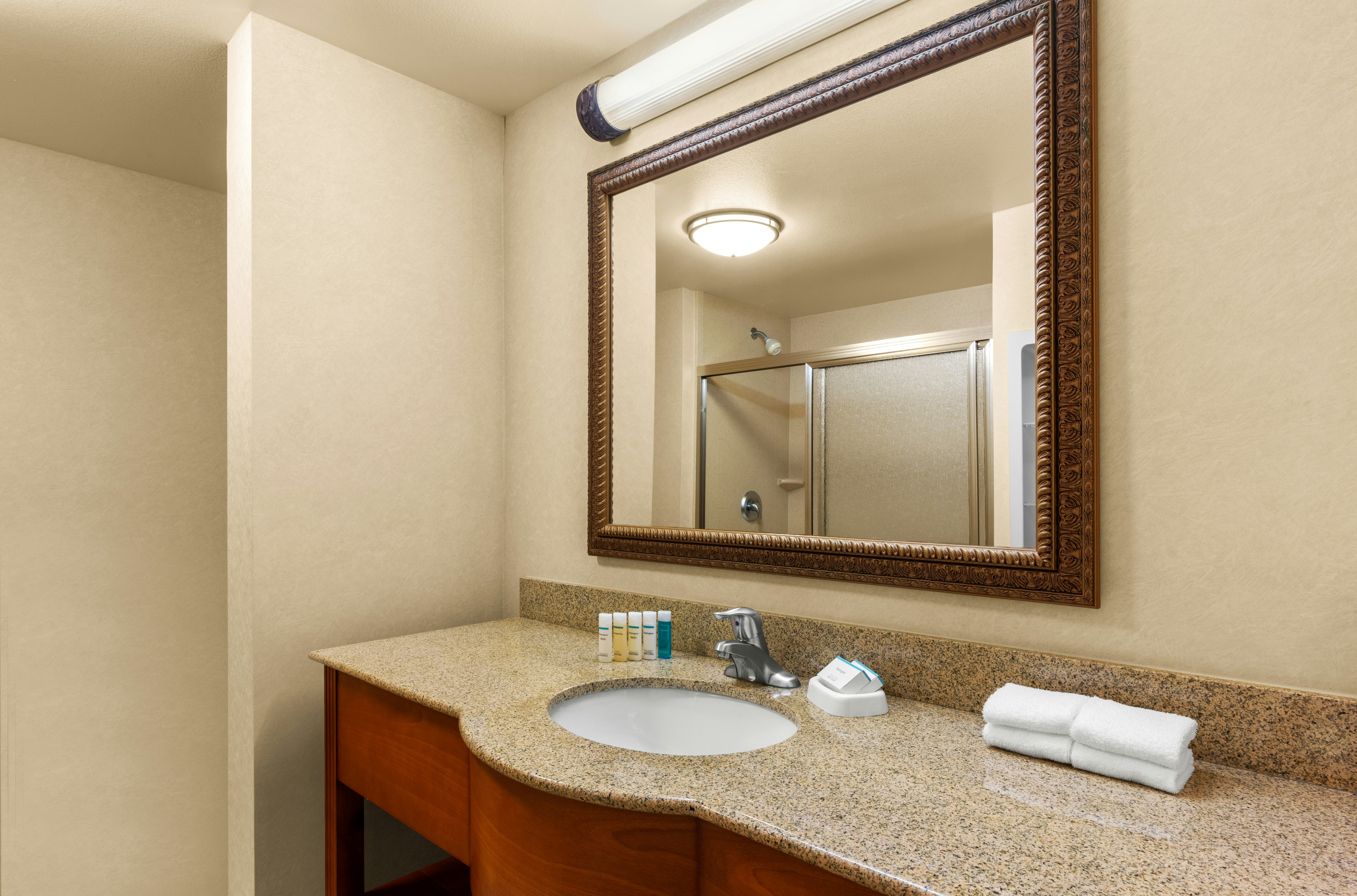 غرفة بسرير كينج، Hampton Inn & Suites Burlington WA 2/2