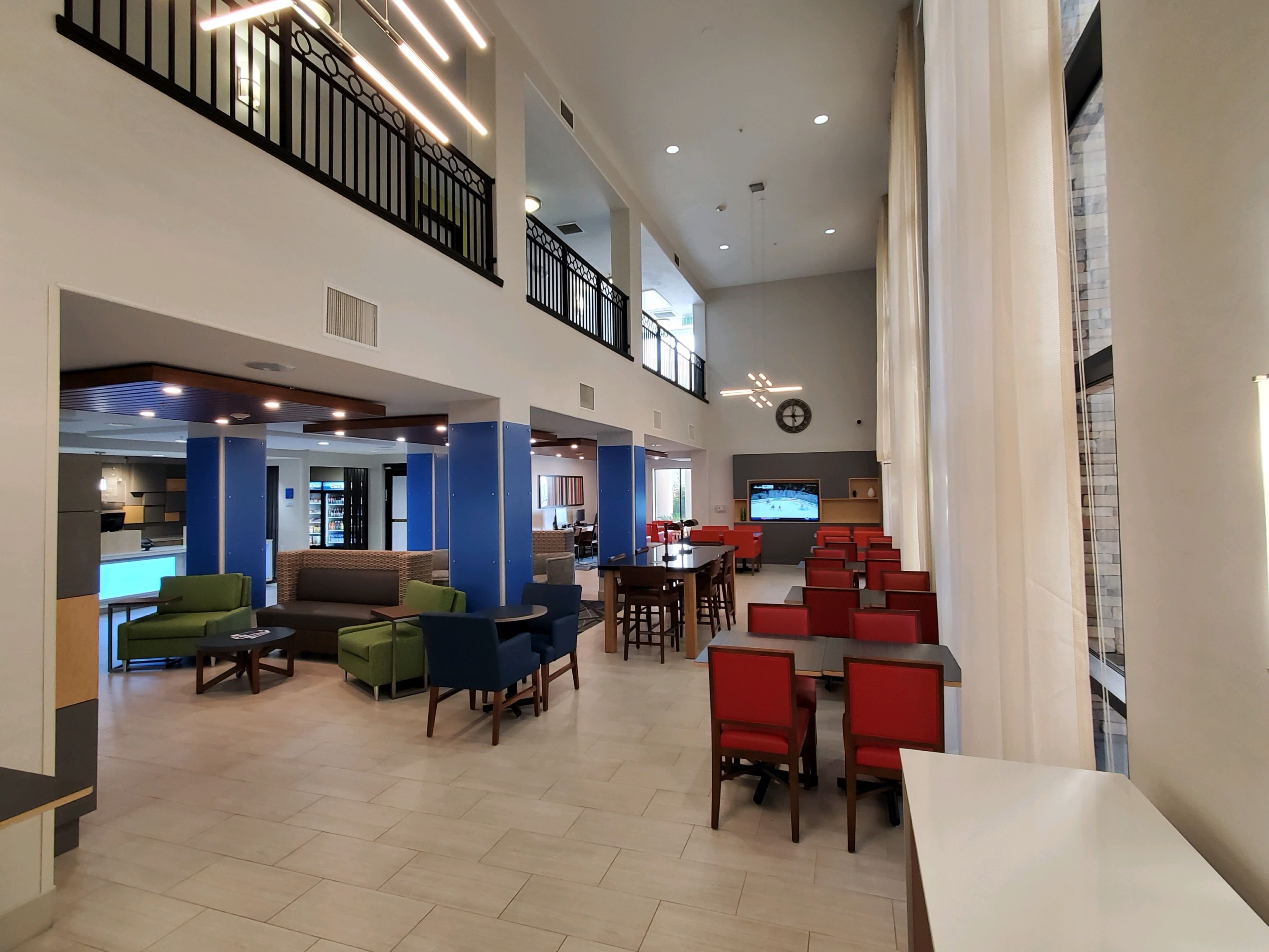 Holiday Inn Express & Suites Phoenix - Glendale Sports Dist 47/63
