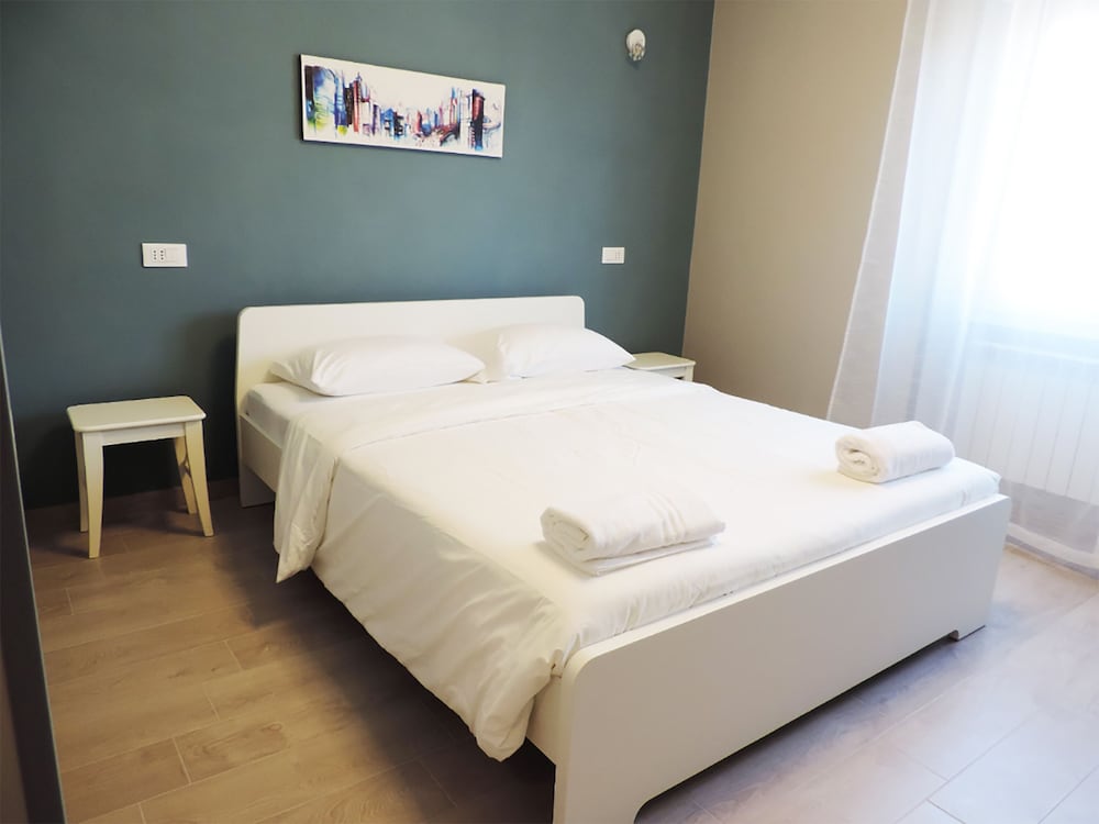 Pretty Tiburtina Room 6/28