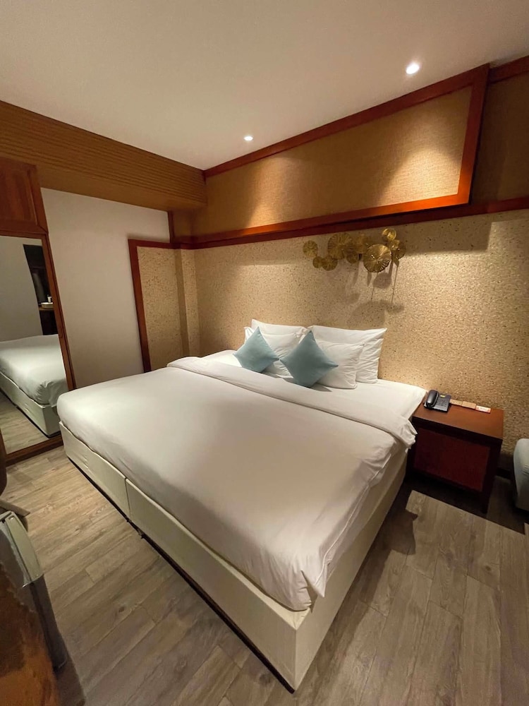 Deluxe, King Bed, No Window, A&Em Art Hotel 6/10