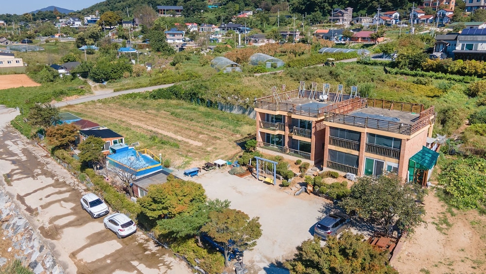 Ganghwa Badatgashimteo Pension 5/50