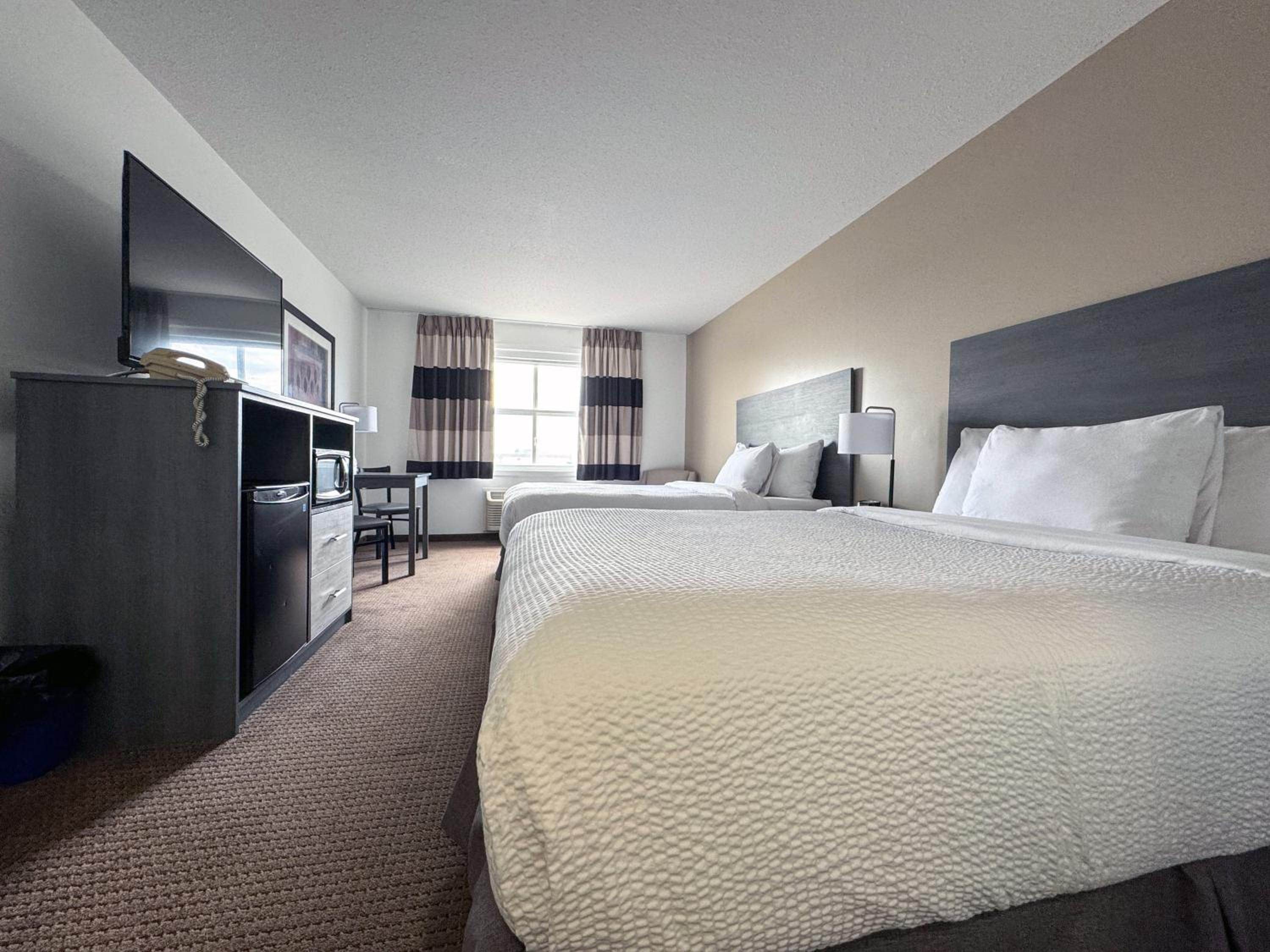 غرفة بسرير كينج وسريرين كوين، Ramada by Wyndham Sherwood Park 2/10