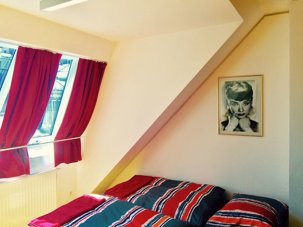 A T Holiday Hostel Wien 22/77