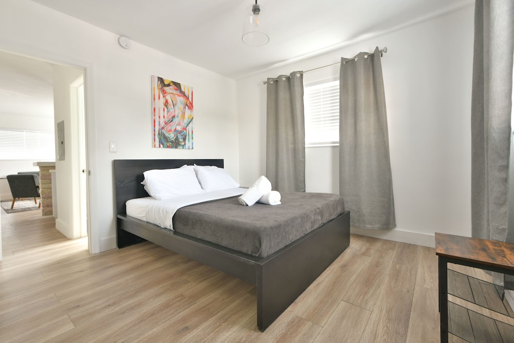 1 Bedroom, Designer, Chic, Queen Bed, Kitchen