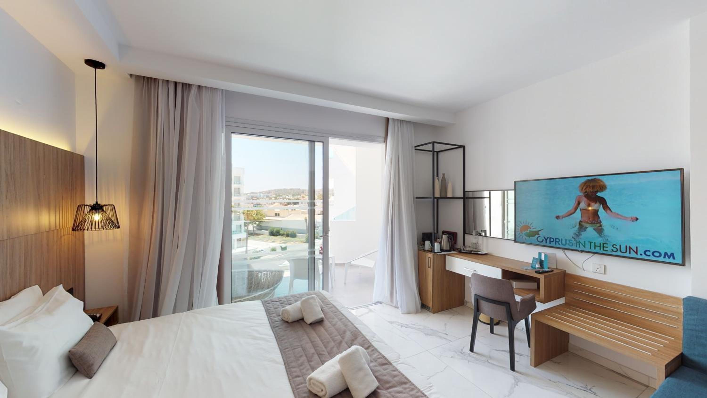 Junior Suite, King Bed, Lateral Side Sea View