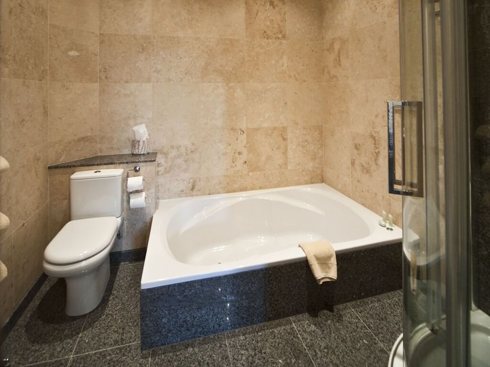 The Saddleworth Hotel 39/42