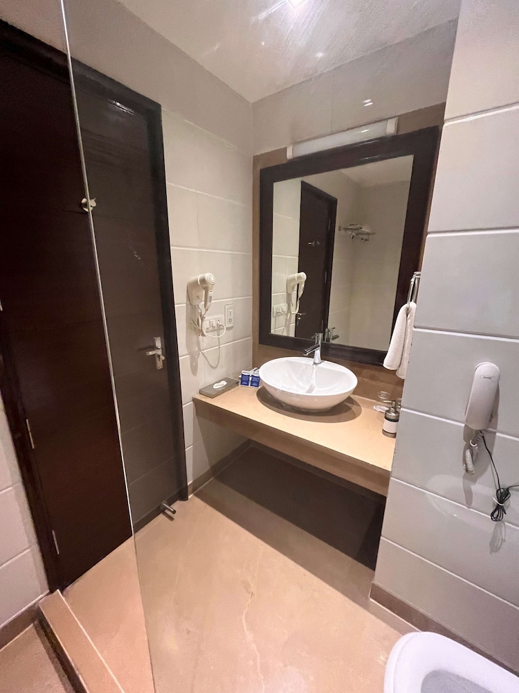 Deventure Sarovar Portico Kapashera 19/21